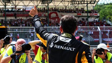 Robert Kubica (POL) Renault Sport F1 Team Test Driver waves to the fans in the grandstand. Formula One Testing. Wednesday 2nd August 2017. Budapest, Hungary.