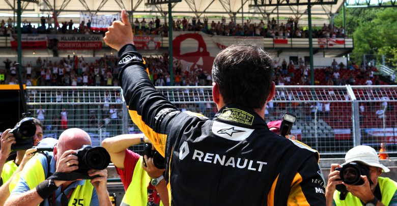 Robert Kubica (POL) Renault Sport F1 Team Test Driver waves to the fans in the grandstand. Formula One Testing. Wednesday 2nd August 2017. Budapest, Hungary.