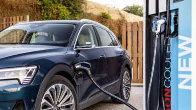  Modelem e-tron koncern Audi dostosowuje elektromobilność do długich tras – także dzięki mocy ładowania, wyróżniającej ten model wśród konkurentów. Audi e-tron to nie tylko pierwszy seryjnie produkowany samochód, który dzięki stacjom szybkiego ładowania można naładować z maksymalną mocą 150 kW. Jego wysoka moc ładowania przez większość cyklu ładowania ustanawia nowe standardy i skraca czas postoju. Dopracowane w najmniejszym szczególe zarządzanie temperaturą akumulatora zapewnia wysoką wydajność procesu zarówno przy niskich, jak i wysokich temperaturach otoczenia.Z reguły ładowanie pojazdów odbywa się w domu albo w miejscu pracy – czas zazwyczaj nie odgrywa tu znaczącej roli, ponieważ samochód długo stoi. Na długich trasach liczy się jednak każda minuta i szybkie ładowanie ma tu podstawowe znaczenie, przykładowo podczas podróży służbowej. Po krótkiej przerwie samochód powinien być ponownie gotów do dalszej jazdy. Projektując Audi e-tron inżynierowie kierowali się tym kluczowym z punktu widzenia samochodu elektrycznego wymogiem. Doskonała krzywa ładowaniaMoc ładowania Audi e-tron wytycza obecnie nowe standardy wśród konkurentów i to nie tylko ze względu na szybkie ładowanie z wysoką mocą (ang. high-power charging) osiągającą nawet 150 kW. Równie ważny co maksymalna moc, jest także wysoki pobór prądu przez akumulator w znacznym zakresie cyklu ładowania. Krzywa ładowania 150 kW w przypadku Audi e-tron charakteryzuje się ciągłością na wysokim poziomie. Oznacza to, że samochód w idealnych warunkach w zakresie od 5 do 70 procent pojemności baterii ładuje się blisko maksymalnej wartości mocy. Następnie inteligentne zarządzanie akumulatorem obniża prąd tak, aby chronić ogniwa litowo-jonowe i w ten sposób wydłużyć żywotność akumulatora. To zupełnie inna koncepcja ładowania od dotychczasowych, w których pełna moc ładowania osiągana jest zazwyczaj tylko chwilowo (peak) i znacznie zmniejsza się już przy wartości 70 procent. Natomiast Audi e-tron nawet przy 80 procentach ładuje się jeszcze z mocą ponad 100 kW.W codziennym użytkowaniu korzyść jest zasadnicza. Aby zapewnić sobie zasięg około 100 km, klient w idealnych warunkach czeka przy kolumnie ładującej mniej niż 10 minut. Próg 80 procent Audi e-tron osiąga po zaledwie 30 minutach. Mimo że z przyczyn technicznych naładowanie pozostałych 20 procent akumulatora litowo-jonowego trwa znacznie dłużej, to pełne ładowanie Audi e-tron przy kolumnie szybkiego ładowania HPC zabiera mniej niż 50 minut. Jest to doskonały wynik wśród konkurentów.Przemyślane zarządzanie temperaturąAkumulator litowo-jonowy w Audi e-tron ma pojemność znamionową 95 kWh i został zaprojektowany z myślą o długiej żywotności. Jego złożone zarządzanie temperaturą to podstawa wyważonej mocy. Chłodzenie cieczą gwarantuje, że temperatura akumulatora także przy wysokich obciążeniach albo niskich temperaturach mieści się w optymalnym zakresie od 25 do 35 stopni Celsjusza. Takie rozwiązanie techniczne zapewnia wysoką moc ładowania i doskonałe parametry jazdy, zapobiegając równocześnie nadmiernemu obciążaniu ogniw. Sercem układu chłodzenia są wytłaczane profile aluminiowe – ich wygląd przypomina kratownicę, która od dołu przyklejona jest do akumulatora. Nowo opracowany klej przewodzi ciepło i łączy jednostkę chłodzącą z obudową akumulatora. Kontakt między obudową i umieszczonymi w niej modułami ogniw zapewnia tzw. gap fitler – żel, który przewodzi ciepło. Jest on wtryskiwany pod każdy moduł ogniwa, wypełniając przestrzeń do obudowy. Dzięki niemu możliwe jest równomierne odprowadzanie oddawanego przez ogniwa ciepła do chłodziwa właśnie poprzez obudowę akumulatora. Takie rozwiązanie jest niezmiernie wydajne. Ponadto odseparowanie elementów przewodzących ciecz chłodzącą i ogniw akumulatora zwiększa bezpieczeństwo całego układu.Kompleksowa oferta ładowaniaObok mocy ładowania i pojemności akumulatora kluczowym czynnikiem dla nieograniczonej i bezproblemowej elektromobilności jest dostępność kolumn ładujących. Audi nie pozostawiło nic przypadkowi również w kwestii infrastruktury. Dysponując własną usługą ładowania e-tron Charging Service, marka z czterema pierścieniami oferuje obecnie dostęp do blisko 100 tys. punktów ładowania w 17 krajach UE. Korzystanie z nich możliwe jest po dokonaniu płatności smartfonem lub kartą. Jednolite dla poszczególnych krajów taryfy umożliwiają łatwe i bezproblemowe podróżowanie bez potrzeby porównywania cen. Na dłuższych trasach klienci Audi mogą na szczególnych warunkach korzystać z kolumn szybkiego ładowania HPC sieci IONITY, która jest stopniowo rozbudowywana i w 2020 roku będzie liczyć już 400 stacji. Kolejne punkty szybkiego ładowania HPC znanych operatorów stanowią na długich trasach uzupełnienie oferty e-tron Charging Service, co pozwala na jeszcze większą elastyczność podróżowania.