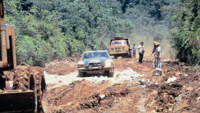 Lateinamerikanische Schlammpiste: Das schottisch-englische Rallye-Team Andrew Cowan / Colin Malkin ist im Jahr 1978 mit einem Mercedes-Benz 450 SLC auf einer der vielen Spezialetappen der Rallye Vuelta a la América del Sud (17. August - 24. September) unterwegs. Die Briten entscheiden die Rallye für sich. South American mud-track: the Scottish/English rally team of Andrew Cowan / Colin Malkin in action with a Mercedes-Benz 450 SLC on one of the many special legs in the Rallye Vuelta a la América del Sud from August 17 to September 24, 1978. The Britons succeeded in winning the rally.