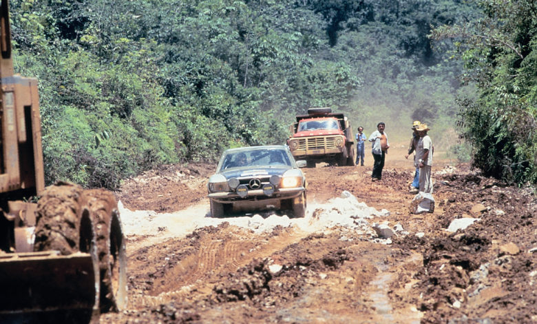 Lateinamerikanische Schlammpiste: Das schottisch-englische Rallye-Team Andrew Cowan / Colin Malkin ist im Jahr 1978 mit einem Mercedes-Benz 450 SLC auf einer der vielen Spezialetappen der Rallye Vuelta a la América del Sud (17. August - 24. September) unterwegs. Die Briten entscheiden die Rallye für sich. South American mud-track: the Scottish/English rally team of Andrew Cowan / Colin Malkin in action with a Mercedes-Benz 450 SLC on one of the many special legs in the Rallye Vuelta a la América del Sud from August 17 to September 24, 1978. The Britons succeeded in winning the rally.