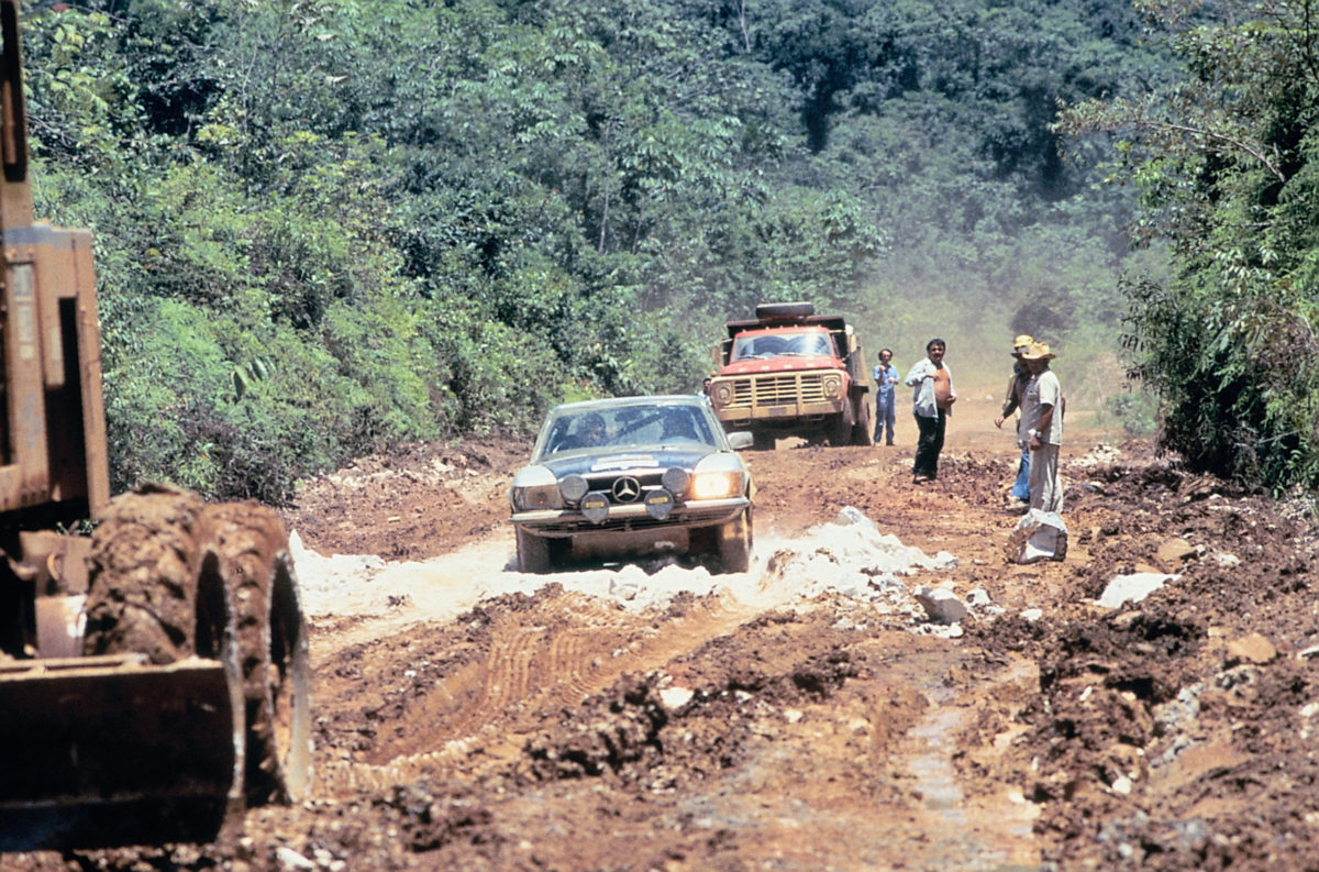 Lateinamerikanische Schlammpiste: Das schottisch-englische Rallye-Team Andrew Cowan / Colin Malkin ist im Jahr 1978 mit einem Mercedes-Benz 450 SLC auf einer der vielen Spezialetappen der Rallye Vuelta a la América del Sud (17. August - 24. September) unterwegs. Die Briten entscheiden die Rallye für sich. South American mud-track: the Scottish/English rally team of Andrew Cowan / Colin Malkin in action with a Mercedes-Benz 450 SLC on one of the many special legs in the Rallye Vuelta a la América del Sud from August 17 to September 24, 1978. The Britons succeeded in winning the rally.