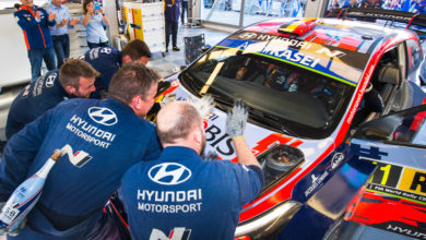 Zawody w sporcie motorowym wymagające wysokich kwalifikacji Odwiecznym marzeniem wielu pasjonatów motoryzacji jest praca w sporcie motorowym. Jest to taka dziedzina, która obejmuje współzawodnictwo pomiędzy pojazdami lądowymi napędzanymi silnikami spalinowymi, odrzutowymi, turbinowymi lub rakietowymi. By podjąć zatrudnienie w tym obszarze należy posiadać odpowiednie kwalifikacje. Istnieje kilka zawodów, w których specjalizacja i odpowiednie umiejętności oraz wykształcenie są konieczne do otrzymania wakatu. Nie bez przyczyny próg wejścia jest tak wysoki – nawet najdrobniejszy błąd może pociągnąć za sobą duże konsekwencje. Sport motorowy dzieli się na cztery dyscypliny - sport kartingowy, sport motocyklowy, sport samochodowy oraz sport żużlowy. Wśród nich zatrudnienie mogą znaleźć następujący specjaliści: Specjalista ds. paliw - w obrębie tego zawodu wyróżnia się kilka stanowisk. Obowiązki osoby zatrudnionej mogą dotyczyć produkcji paliwa, obrotu paliwami, kontroli jakości, rozliczeń, analityki, jak również zarządzania gospodarką odpadami. Takie osoby będą również odpowiedzialne za zastosowanie konkretnych paliw w konkretnych pojazdach (np. Formuła 1, motocykle wyścigowe). Kandydaci na to stanowisko mogą znaleźć aktualne oferty pracy pod linkiem: https://pl.jobsora.com/praca-specjalista-ds-paliw Specjalista w dziedzinie aerodynamiki – aerodynamika to dział fizyki - mechaniki płynów - który bada zjawiska związane z ruchem gazów oraz ciał stałych w ośrodku gazowym, a także sił oddziałujących na te ciała. Do niektórych zadań specjalistów aerodynamiki będą należeć: projektowanie profili i elementów aerodynamicznych; aerodynamiczne projektowanie kanałów przepływowych; projektowanie CAD. Od kandydatów starających się o to stanowisko wymaga się najczęściej posiadania wykształcenia wyższego technicznego z kierunków mechanicznych. Specjalista ds. telemetrii – telemetria jest dziedziną telekomunikacji, która zajmuje się technikami przesyłania wartości pomiarowych na odległość. Do obowiązków specjalistów z tej dziedziny należą m.in.: nadzór nad prawidłowym funkcjonowaniem, serwisem i rozwojem systemów telemetrycznych oraz wdrażanie nowych systemów; wykonywanie prac serwisowo-eksploatacyjnych zgodnie z obowiązującymi procedurami i harmonogramem. Oferty pracy dla specjalistów ds. telemetrii dostępne są na stronie: https://pl.jobsora.com/praca-specjalista-ds-telemetrii Specjalista ds. materiałów – zależnie od dziedziny sportu specjalista ds. materiałów będzie odpowiedzialny za dokonywanie zaopatrzenia w materiały i komponenty produkcyjne zgodnie z przyjętą polityką, optymalizowanie stanów magazynowych, kontrolą materiałów oraz przygotowywanie i preparowanie próbek do badań metalograficznych i przeprowadzanie kontroli mechaniczno-technologicznych. Nierzadko osoba zatrudniona na tym stanowisku odpowiedzialna jest również za weryfikację i kontrolę badań laboratoryjnych pod względem zgodności z wymaganiami specyfikacji technicznej. Specjalista od smarów – osoby zatrudnione na tym stanowisku (np. w dziedzinie utrzymania ruchu) odpowiedzialne będą m.in. za ocenę właściwości użytkowych smarów (temperaturę kroplenia, stabilność mechaniczną, wypieranie wody, wydzielanie oleju i pompowalność), dobór odpowiedniego smaru do określonych maszyn i sprzętów, kontrolę jakości smarów, jak również rozwiązywanie problemów technicznych poprzez dobór odpowiednich smarów do konkretnych urządzeń. Specjalista od powierzchni – zależnie od dziedziny motoryzacji, specjalista od powierzchni będzie odpowiedzialny za odpowiednią konserwację, utrzymanie i kontrolę określonych powierzchni (np. tory wyścigowe). Taka osoba będzie również odpowiedzialna za okresowe przeglądy oraz wydawanie decyzji, czy dane powierzchnie nadają się do użytku. Nierzadko tacy specjaliści odpowiedzialni są również za projektowanie nowych powierzchni lub wdrażanie innowacji dla powierzchni istniejących. Specjalista hydrodynamiczny – hydrodynamika, czyli inaczej mechanika płynów, to dziedzina zajmująca się badaniem przepływu płynów (gazy, ciecze), przy czym ścisły opis tych zjawisk jest ograniczony do przepływów laminarnych. Osoby wyspecjalizowane w tym obszarze (np. dla urządzeń podwodnych) będą odpowiedzialne np. wykonywanie badań charakterystyk hydrodynamicznych elementów platformy pływającej z wykorzystaniem oprogramowania CFD oraz za interpretację wyników, sporządzanie raportów i sprawozdań zawierających wyniki prac prowadzonych przez zespół badawczy, wykonywanie analiz, charakterystyk i zestawień. Branża sportów motorowych kusi nie tylko ciekawymi i pełnymi wyzwań zajęciami, ale również bardzo dobrymi zarobkami. Kwoty wynagrodzenia nierzadko dorównują tym w branży IT i potrafią sięgnąć kilkunastu lub nawet kilkudziesięciu tysięcy złotych miesięcznie (na wyższych stanowiskach kierowniczych). Są to odpowiedzialne zawody, gdzie najdrobniejszy błąd może wiele kosztować, stąd konieczność posiadania odpowiednich kwalifikacji i predyspozycji. Więcej ogłoszeń na stanowiska pracy dla specjalistów w branży sportów motorowych można znaleźć na stronie https://pl.jobsora.com/