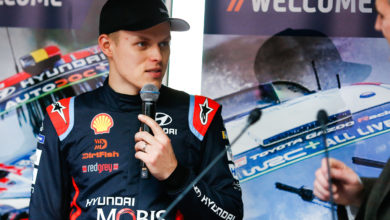 Po pierwsze, Martin i ja czujemy się dobrze. Wracamy do zdrowia i wkrótce będziemy w dobrej formie. We wczesnych etapach rozwoju samochodu wprowadzaliśmy ulepszenia krok po kroku. Zeszłej nocy naprawdę nie mogłem zrozumieć wszystkiego, co się działo. W ciągu nocy udało nam się sporo współpracować z inżynierami i dziś rano samochód już czuł się lepiej. Oczywiście byłoby miło kontynuować trochę dłużej, aby poprawić samopoczucie i ponownie się przystosować, ale tak właśnie jest. Tak, mieliśmy kilka chwil przed wypadkiem. Zasadniczo w pierwszym etapie tego ranka złapał nas czarny lód, w którym mieliśmy spin. Muszę powiedzieć, że to było właściwe Monte-Carlo; mieliśmy naprawdę trudne warunki i było to trudne. Jestem pewien, że wszyscy mieli chwilę i jest to normalne w takich warunkach ”.