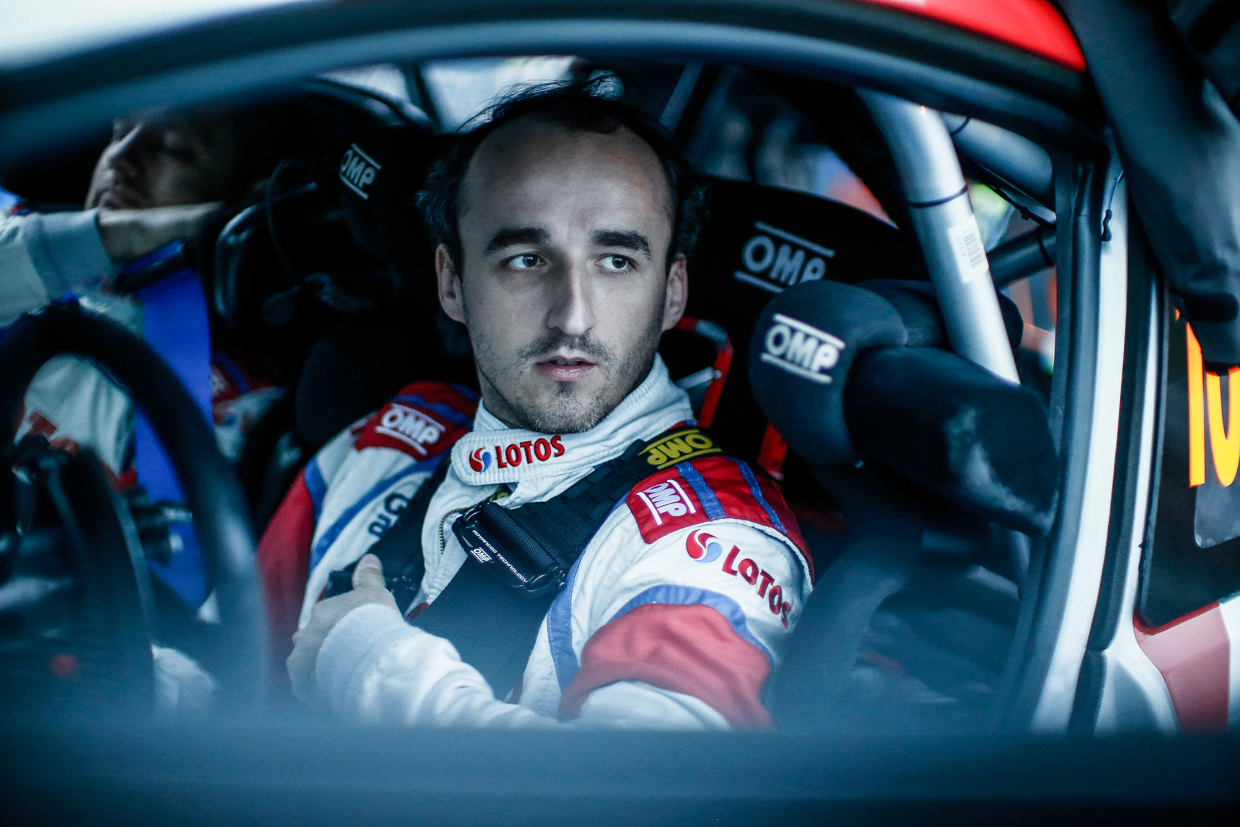 Wtedy Robert Kubica zszokował rajdowy świat. 23 sekundy przewagi na jednym odcinku w zupełnej ciemności