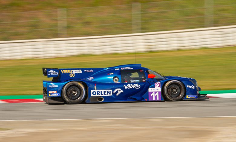 Mateusz Kaprzyk zakończył kwalifikacje do swojego pierwszego wyścigu European Le Mans Series na 15. pozycji w klasie LMP3. Wcześniej 19-letni katowiczanin zaimponował na torze w Barcelonie, długo utrzymując drugie miejsce w porannym treningu. 