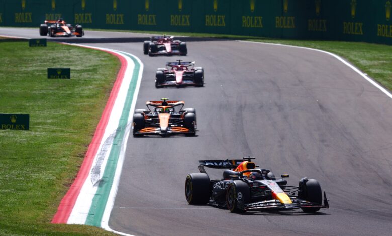 GP Emilli-Romanii. F1. Max Verstappen przed Lando Norrisem i bolidami Ferrari.