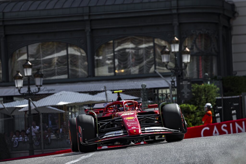 Carlos Sainz w bolidzie Scuderii Ferrari podczas GP Monako F1 2024.