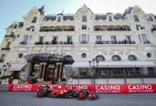 Charles Leclerc w bolidzie Scuderii Ferrari podczas GP Monako F1 2024.
