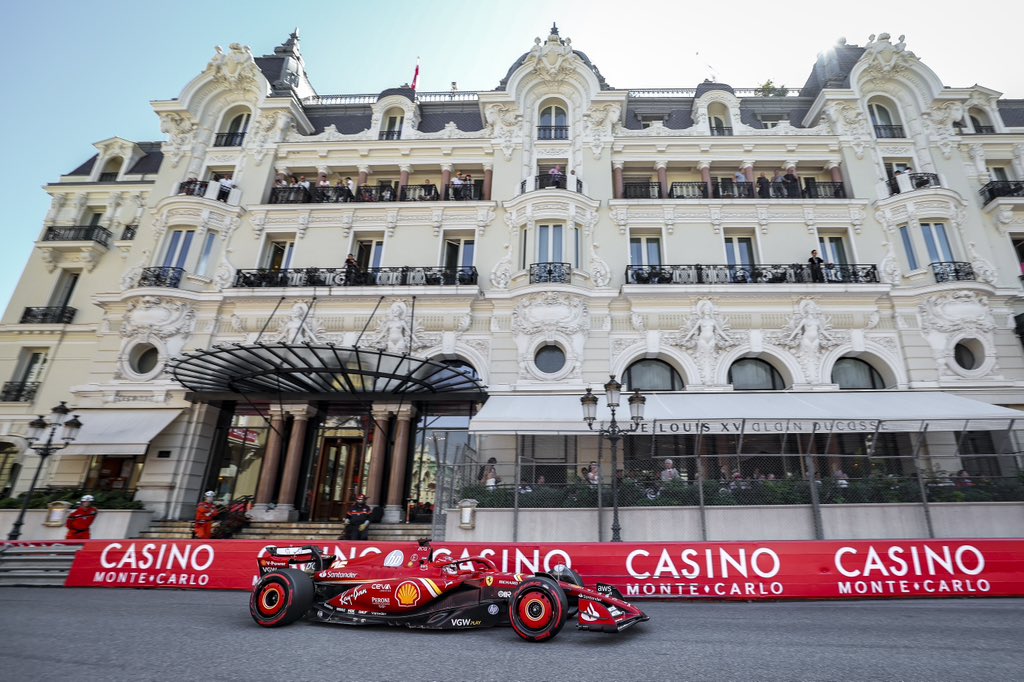 Charles Leclerc w bolidzie Scuderii Ferrari podczas GP Monako F1 2024.