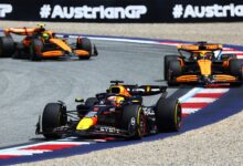Max Verstappen prowadzi w sprincie przed GP Austrii. Za jego plecami widać dwa bolidy McLarena