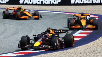 Max Verstappen prowadzi w sprincie przed GP Austrii. Za jego plecami widać dwa bolidy McLarena
