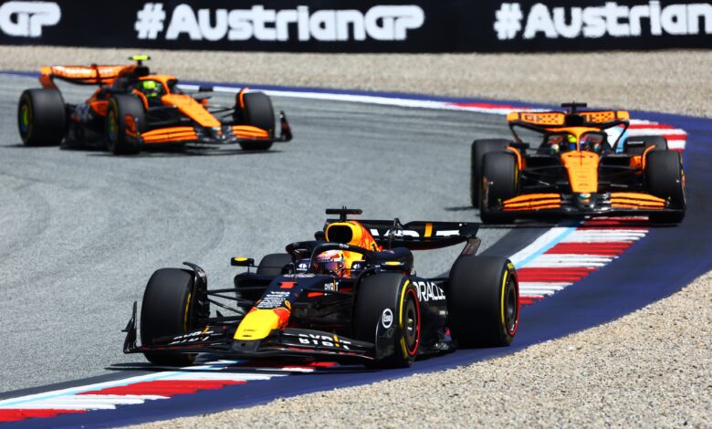 Max Verstappen prowadzi w sprincie przed GP Austrii. Za jego plecami widać dwa bolidy McLarena