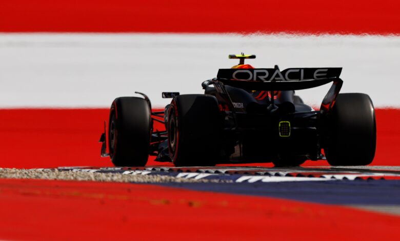 Max Verstappen podczas GP Austrii.W tle widać czerwono-białe pobocze.