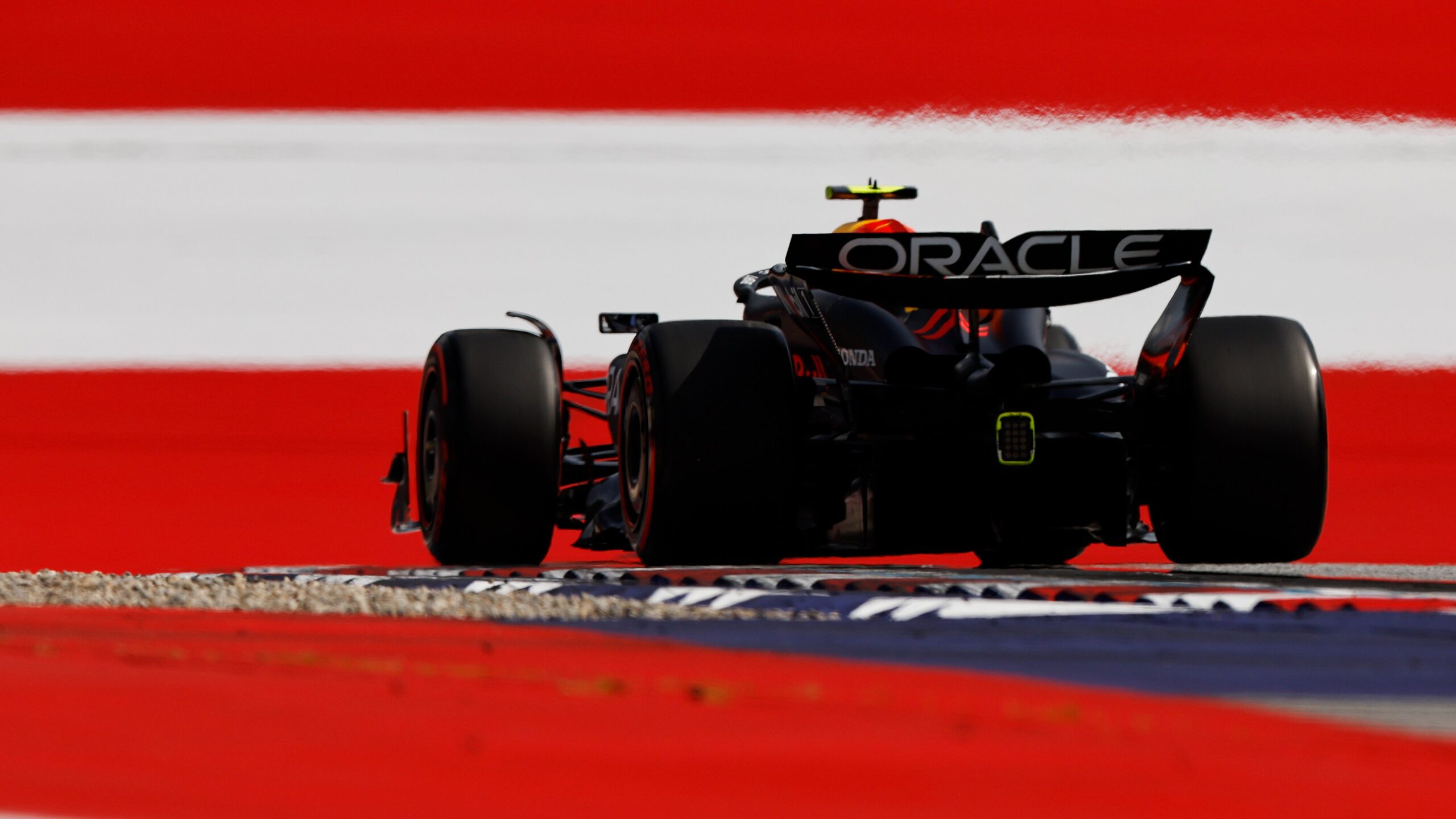 Max Verstappen podczas GP Austrii.W tle widać czerwono-białe pobocze.
