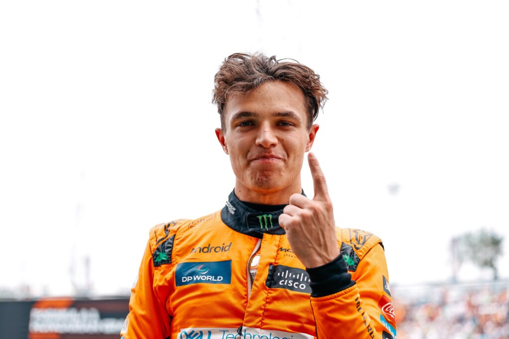 GP Węgier. Lando Norris z uniesioną do góry ręką.