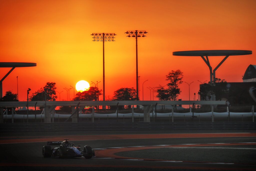 GP Kataru. Zachód słońca, bolid zespołu Williams.
