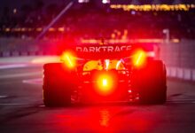 GP Kataru. Bolid zespołu McLaren, zachód słońca.