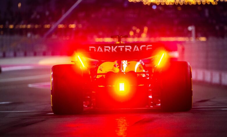 GP Kataru. Bolid zespołu McLaren, zachód słońca.