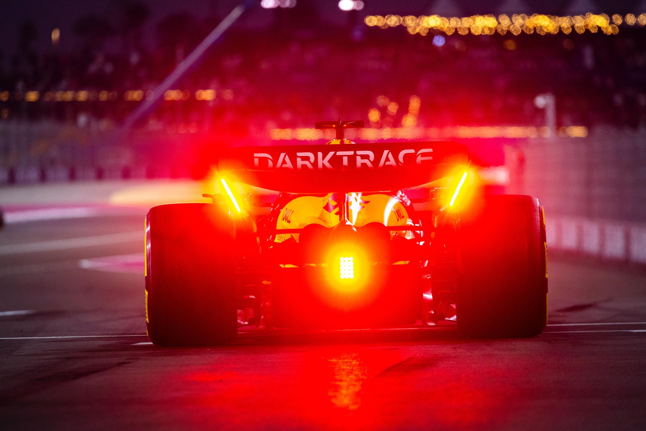 GP Kataru. Bolid zespołu McLaren, zachód słońca.