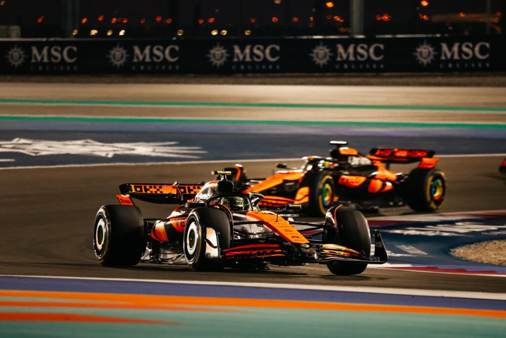GP Kataru. Dwa pomarańczowe bolidy McLaren. Lando Norris, Oscar Piastrii.