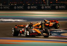 GP Kataru. Dwa pomarańczowe bolidy McLaren. Lando Norris, Oscar Piastrii.