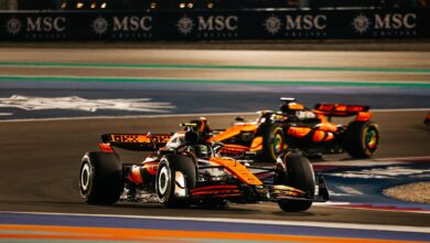 GP Kataru. Dwa pomarańczowe bolidy McLaren. Lando Norris, Oscar Piastrii.