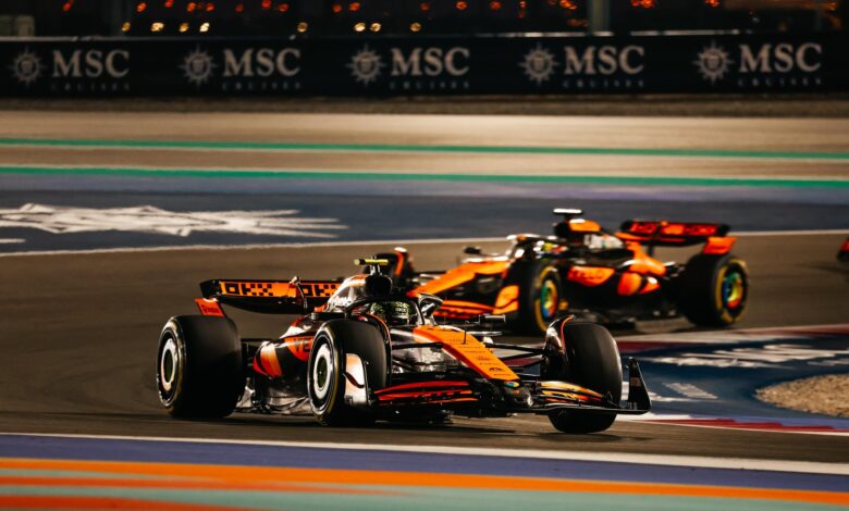 GP Kataru. Dwa pomarańczowe bolidy McLaren. Lando Norris, Oscar Piastrii.