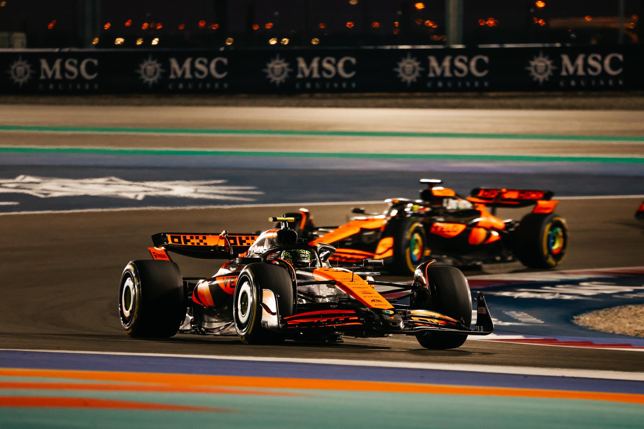 GP Kataru. Dwa pomarańczowe bolidy McLaren. Lando Norris, Oscar Piastrii.