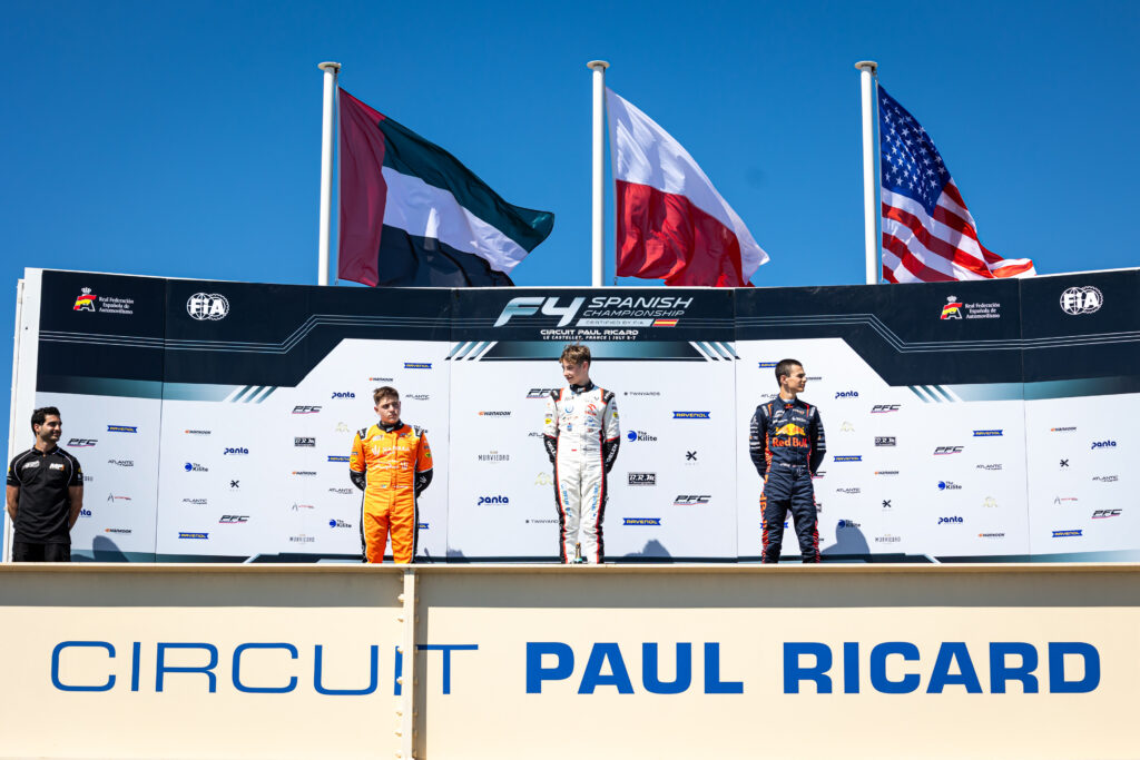 Maciej Gładysz. Podium, hiszpańska F4, Paul Ricard, tor, flagi.