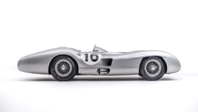 Mercedes-Benz W 196 R Grand-Prix- F1 Rennwagen mit der Fahrgestellnummer 9. Studioaufnahme von rechts. Foto: Lukas Müller. (Fotosignatur der