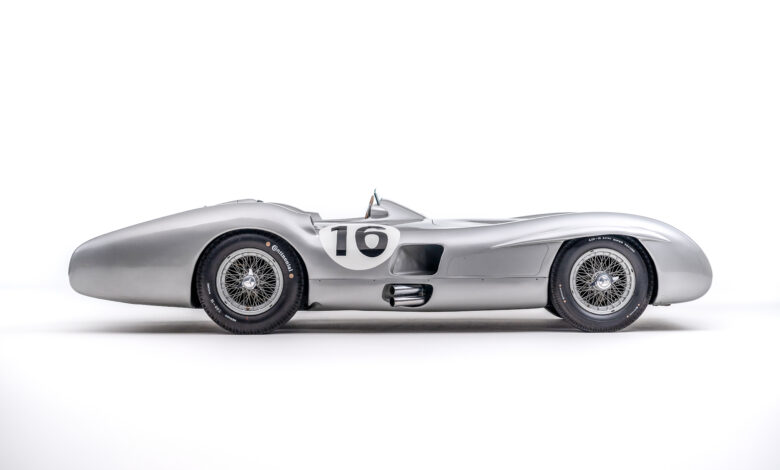 Mercedes-Benz W 196 R Grand-Prix- F1 Rennwagen mit der Fahrgestellnummer 9. Studioaufnahme von rechts. Foto: Lukas Müller. (Fotosignatur der