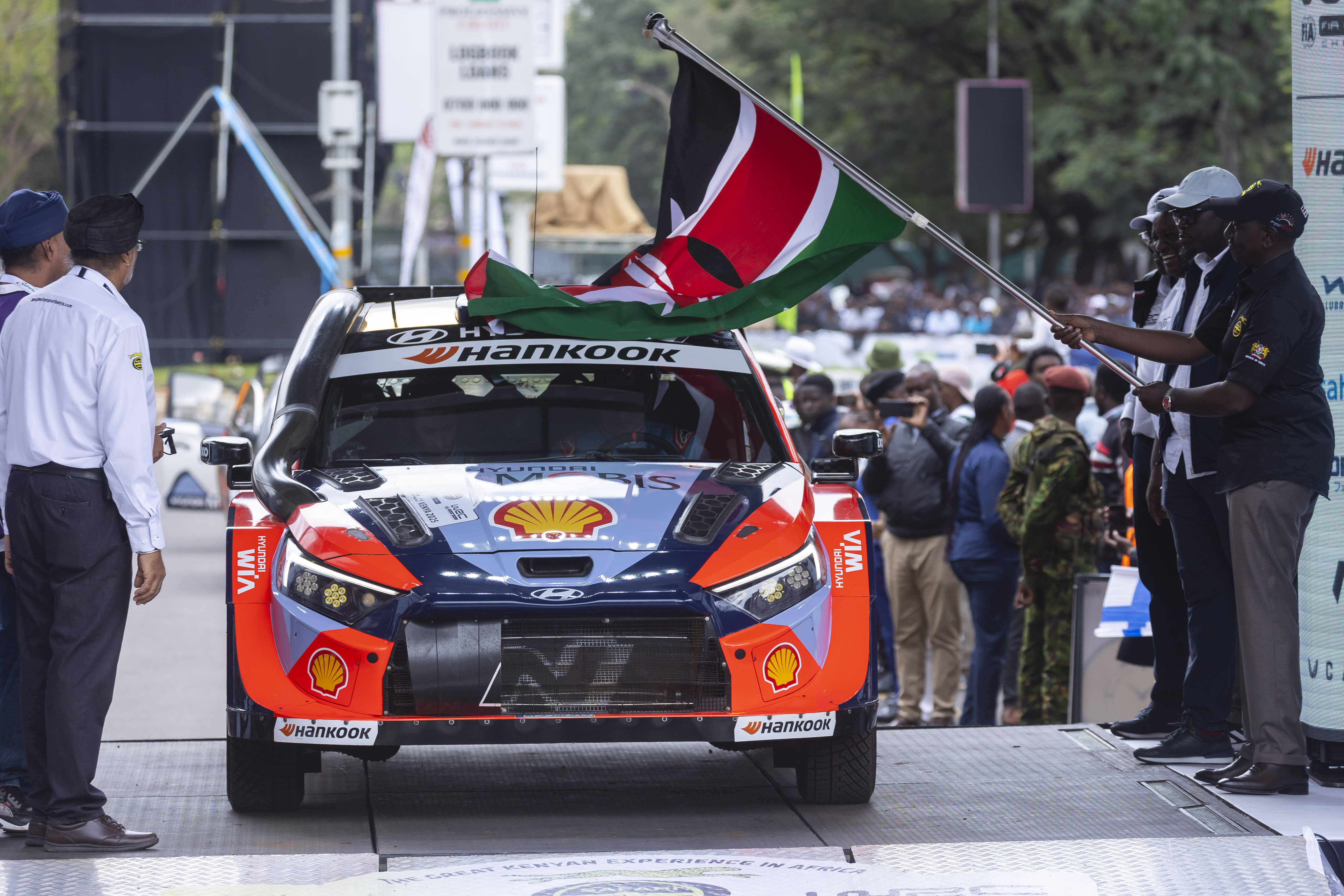 Tanak obejmuje prowadzenie w Kenii