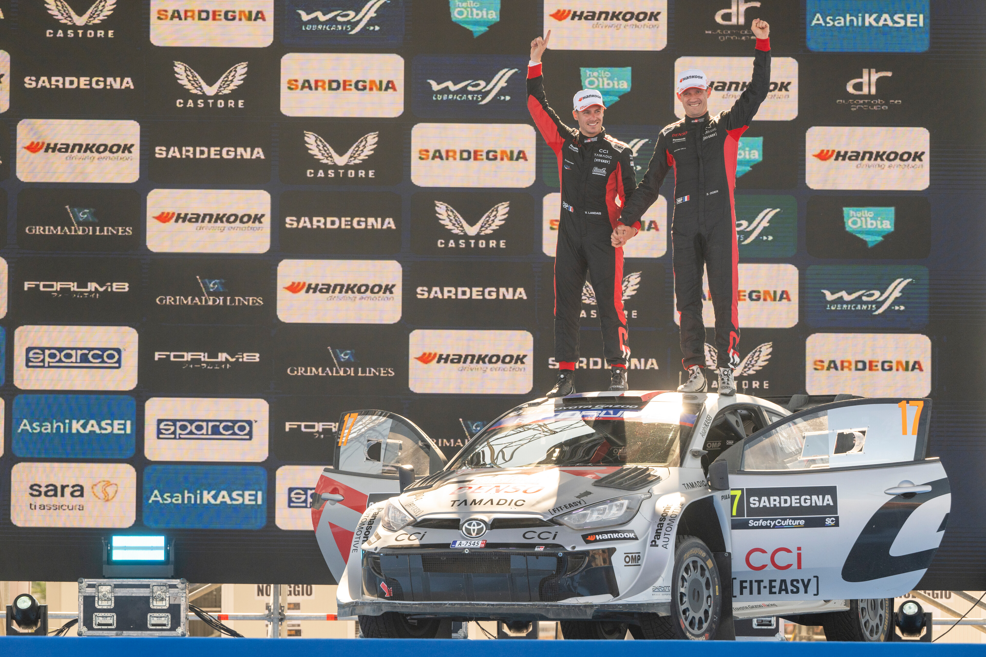 Sébastien Ogier triumfuje na Sardynii, ale tytuł WRC nie ważniejszy niż rodzina