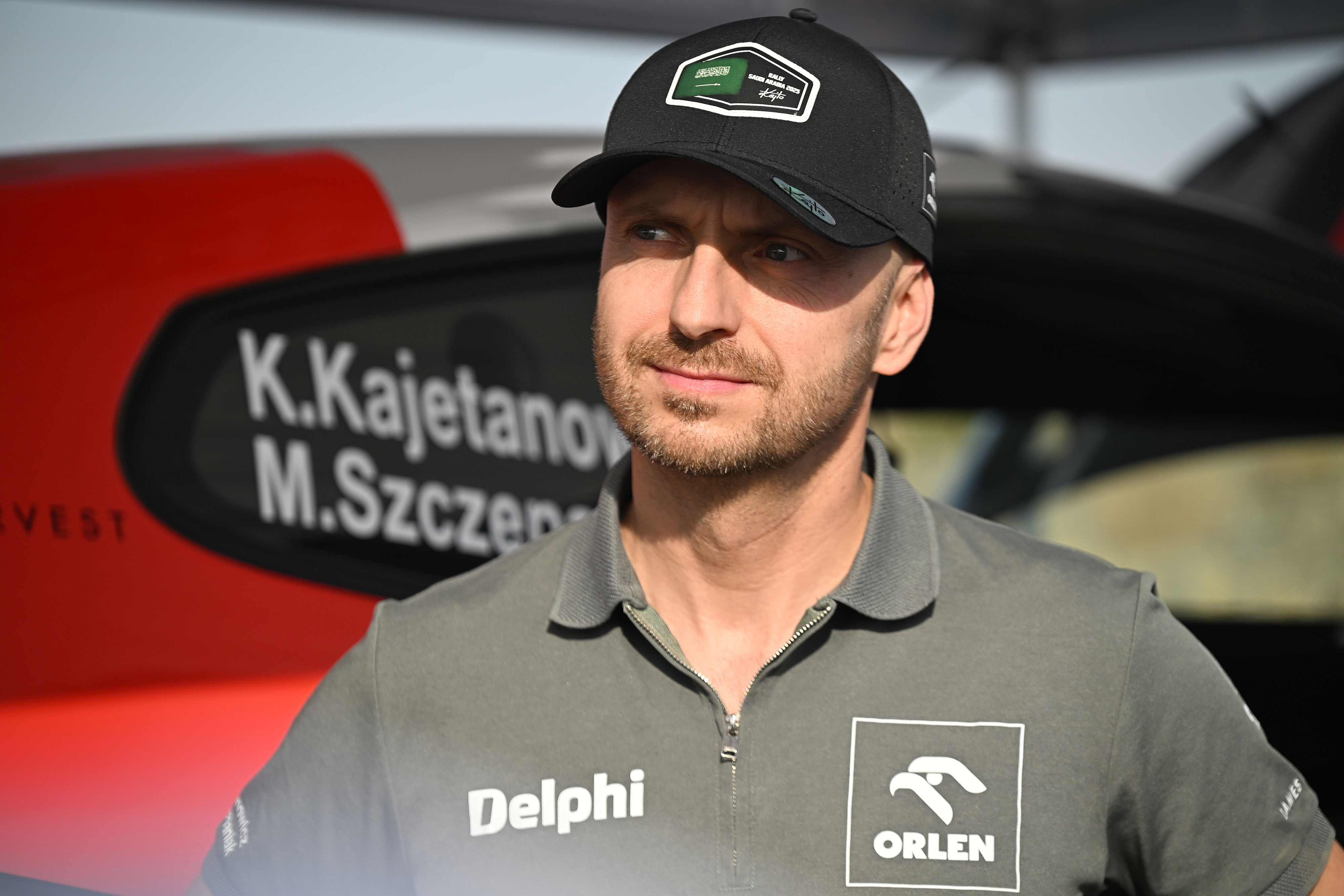 Kajetanowicz i Szczepaniak liderami WRC2 po widowiskowym otwarciu w Dżuddzie