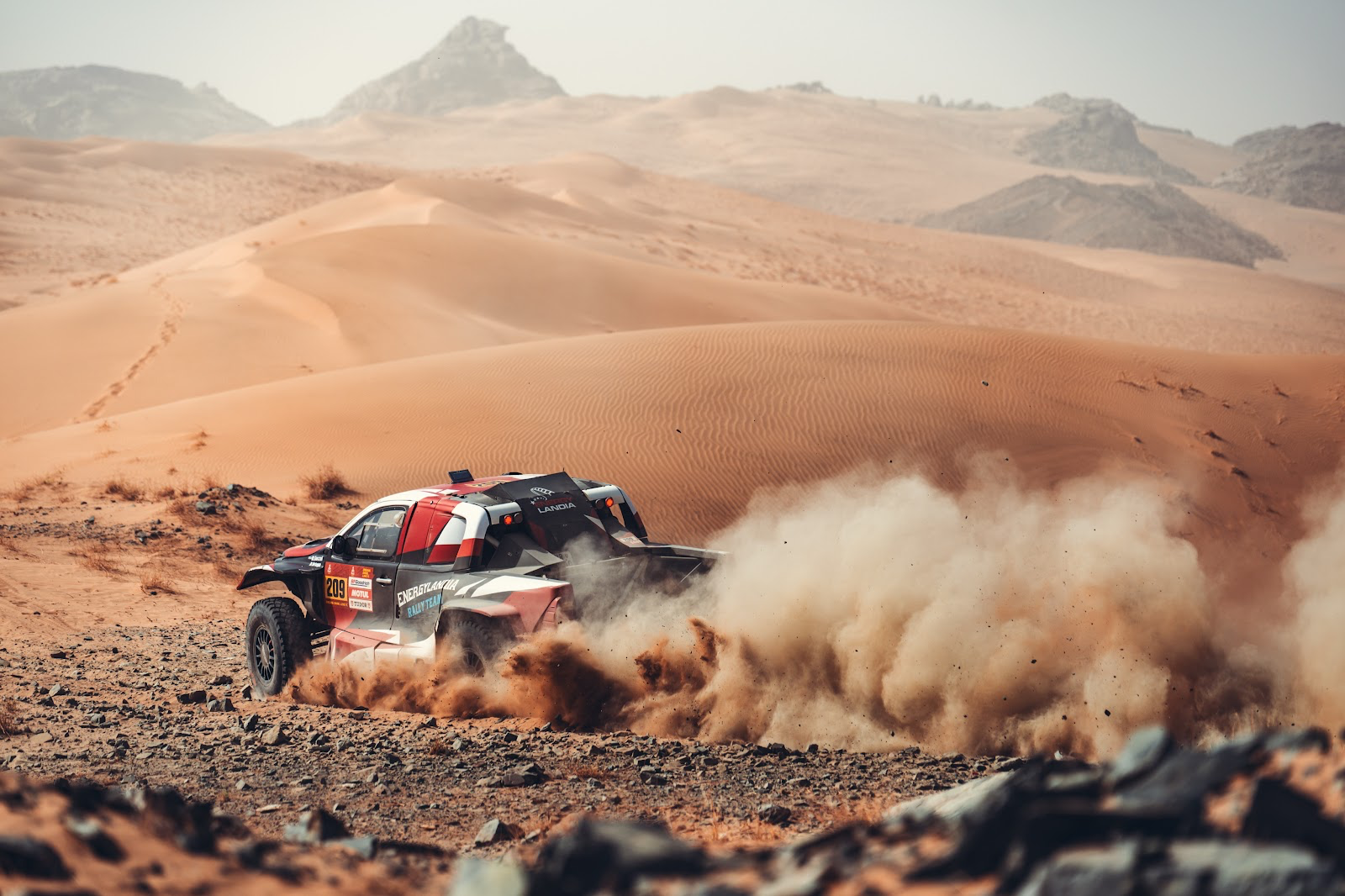 Eryk i Marek Goczał w pierwszej szóstce 12. etapu Dakaru. Polacy przed finałem w Janbu