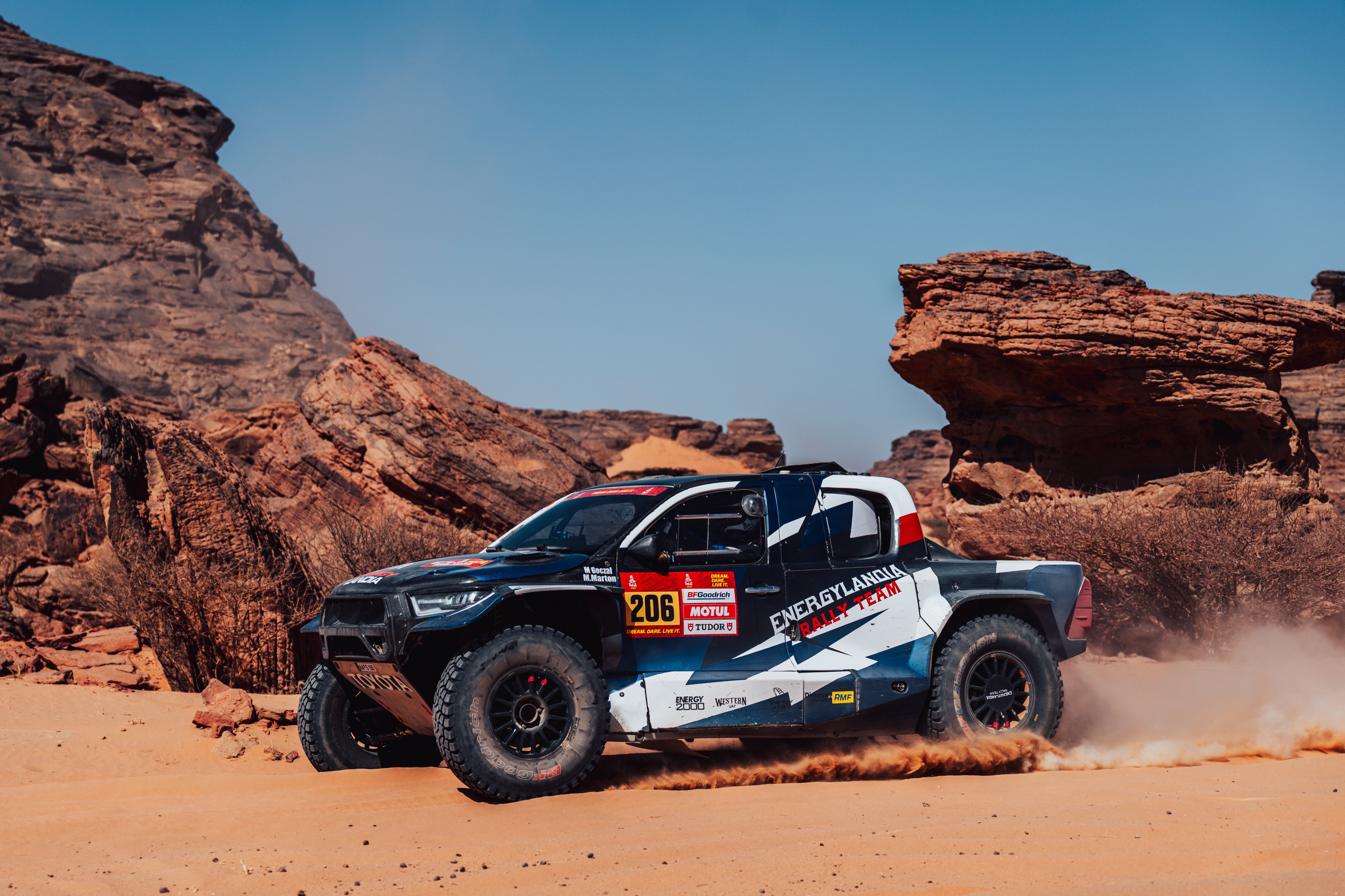 Eryk Goczał naprawił auto klejem na środku pustyni. Dramatyczny finisz najdłuższego etapu Dakaru