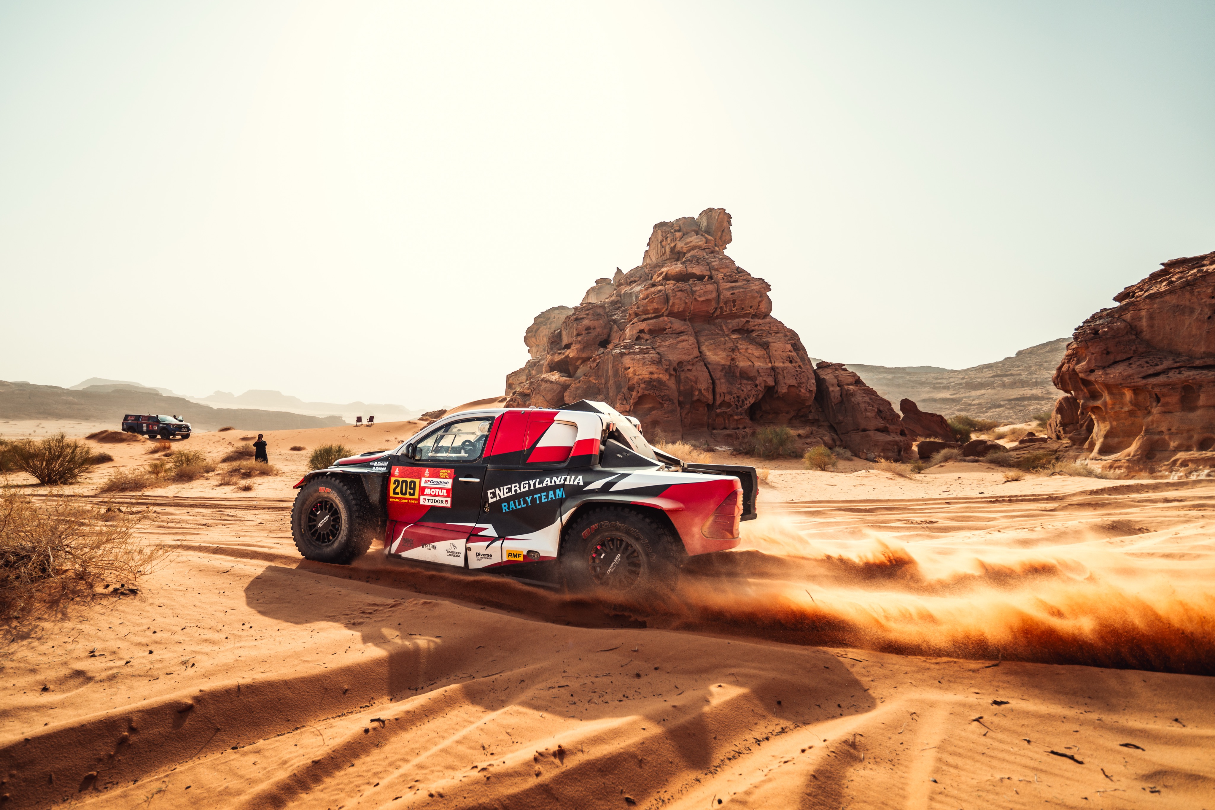 Eryk Goczał wyprzedził czołówkę Dakaru. Polacy awansują mimo problemów z oponami