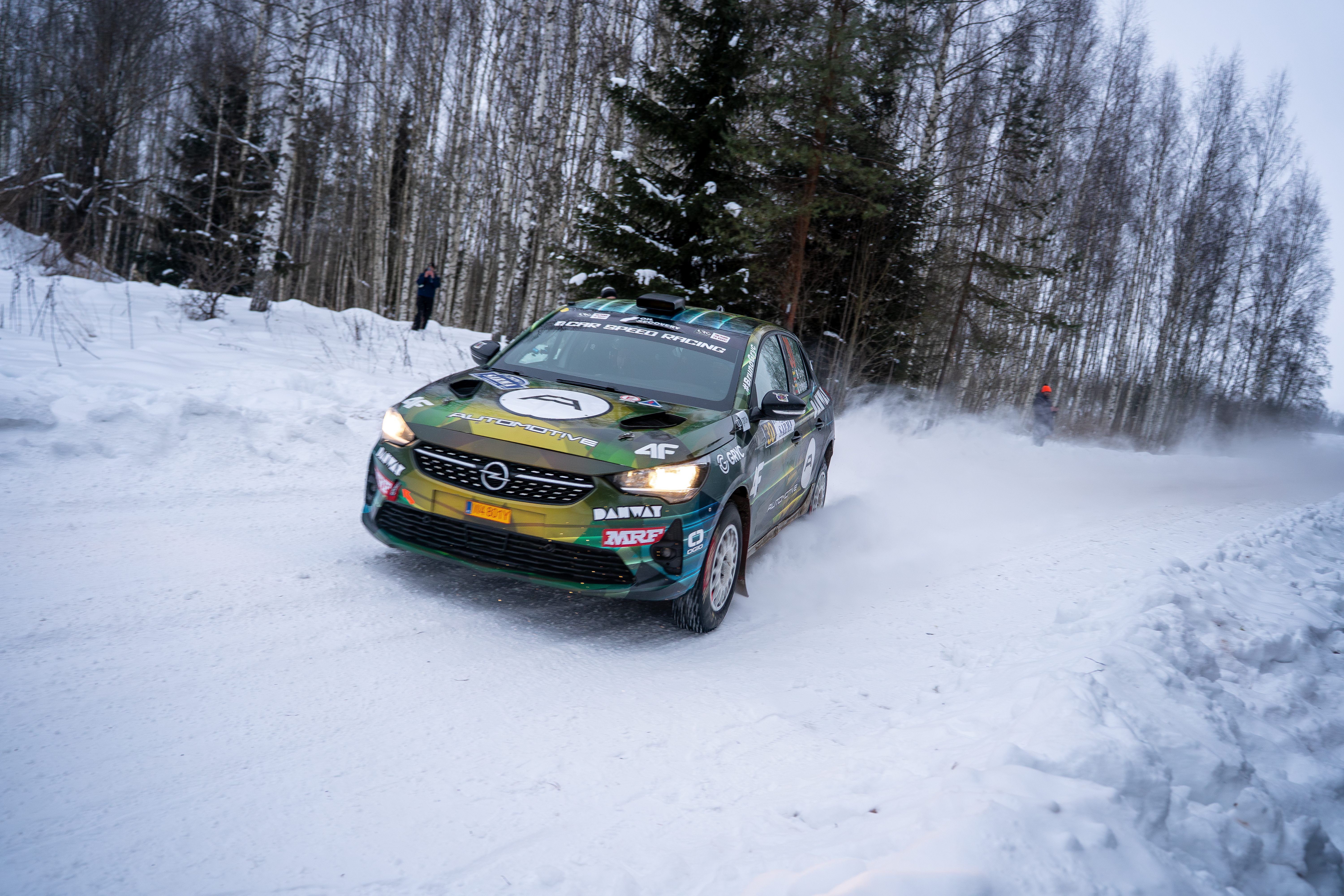 Bruno Gryc na podium Rally Sarma 2026. Polak wygrywa finałowy oes na Łotwie.