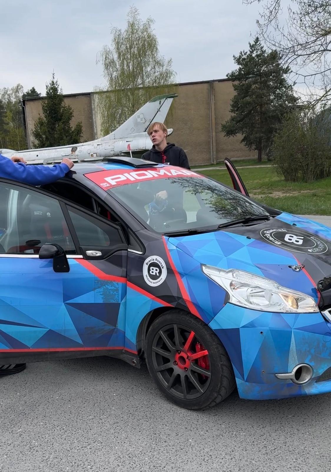 Dwa lata temu pierwszy raz wsiadł do rajdówki, a teraz czeka do debiut w Mistrzostwach Polski! Poznajcie Tymoteusza Rusnaka