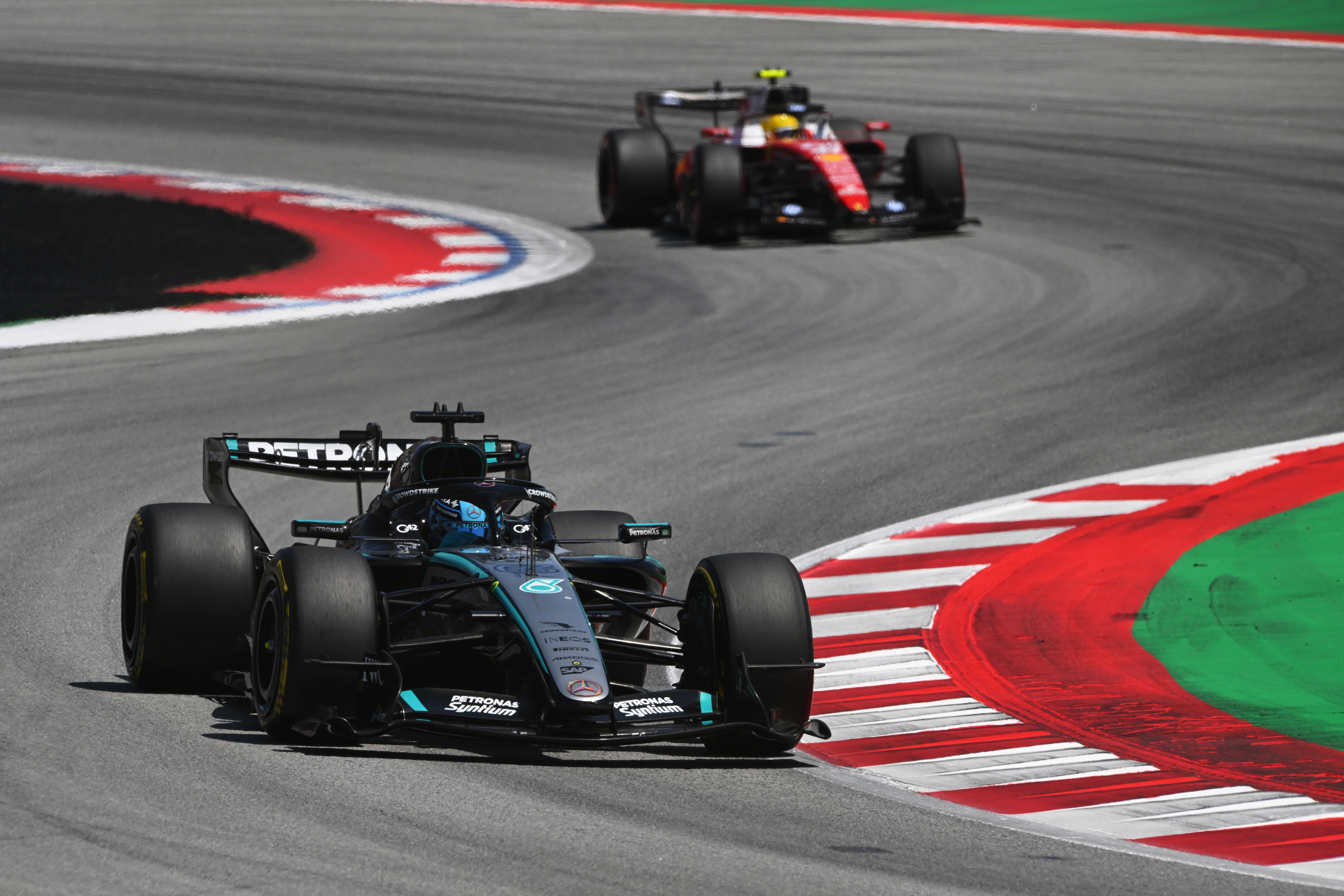 Zaskakujący zwrot akcji w Barcelonie. Lewis Hamilton wygrywa dla Ferrari, dramat Kimiego Antonelliego