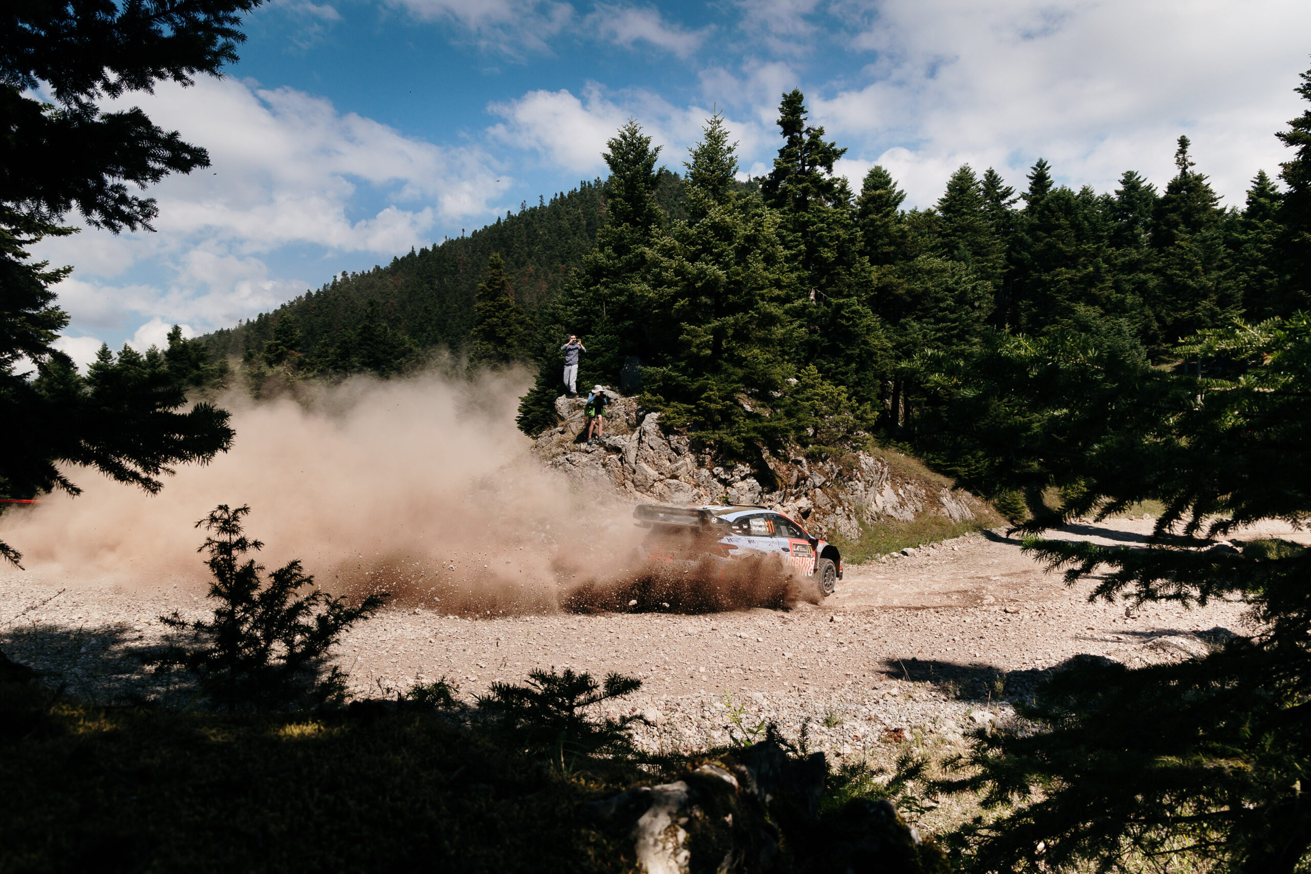 WRC. Thierry Neuville przetrwał piątkowy poranek grozy i prowadzi w Grecji
