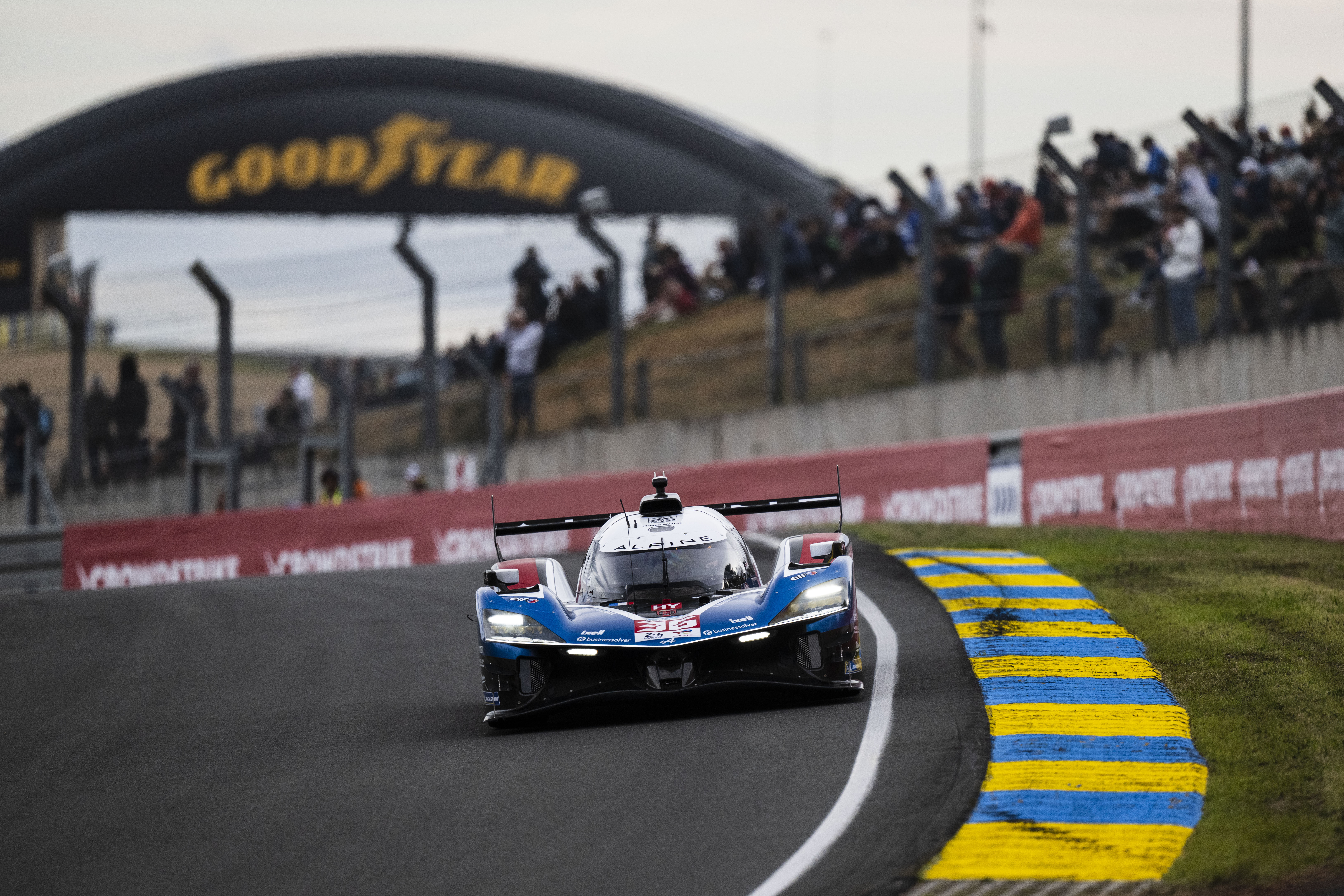Alpine wygrywa pierwsze kwalifikacje w Le Mans. Pech Ferrari Roberta Kubicy