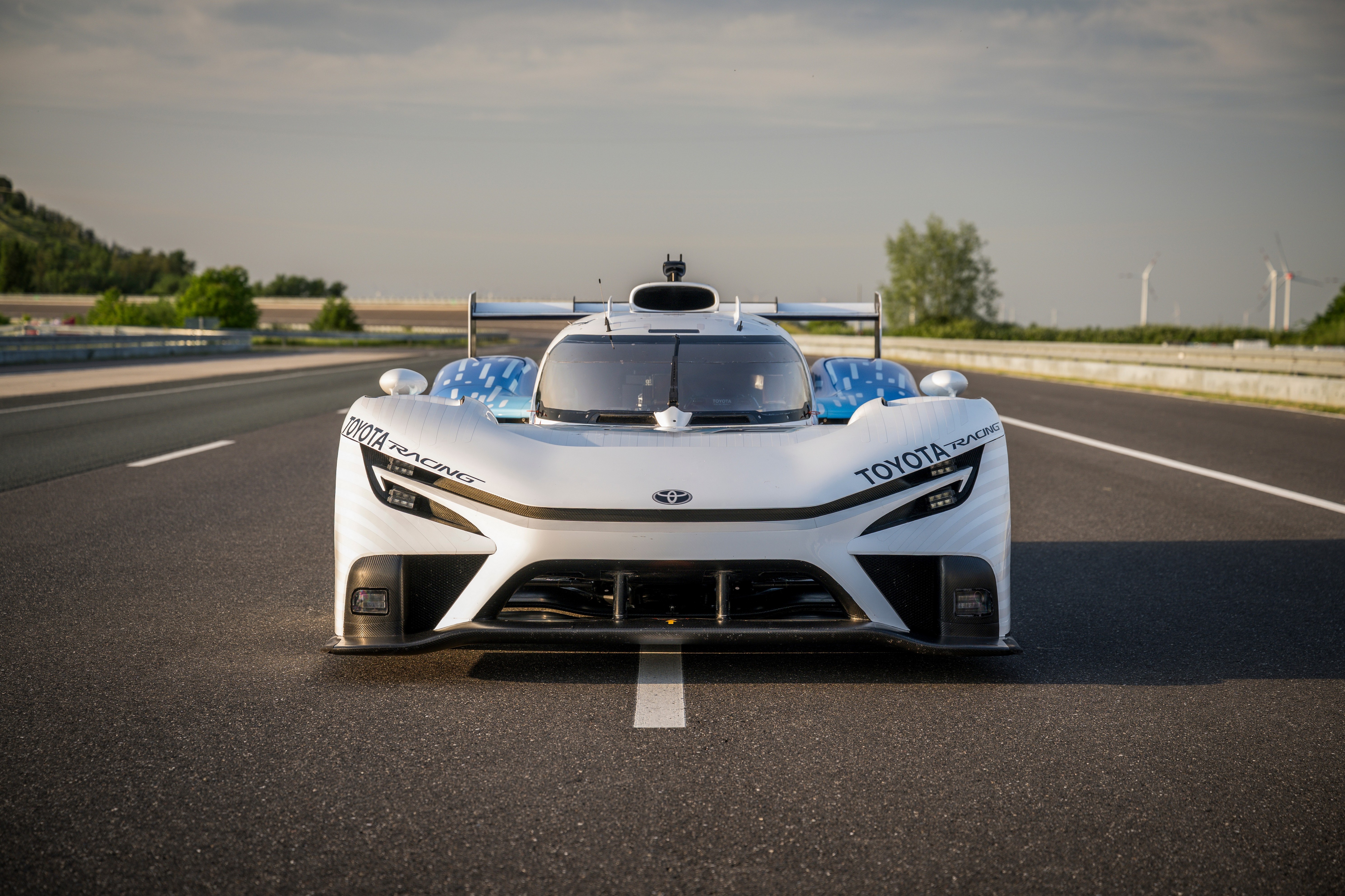 Toyota TR LH2 jedzie po Circuit de la Sarthe. Wodorowy prototyp zadebiutuje przed Le Mans