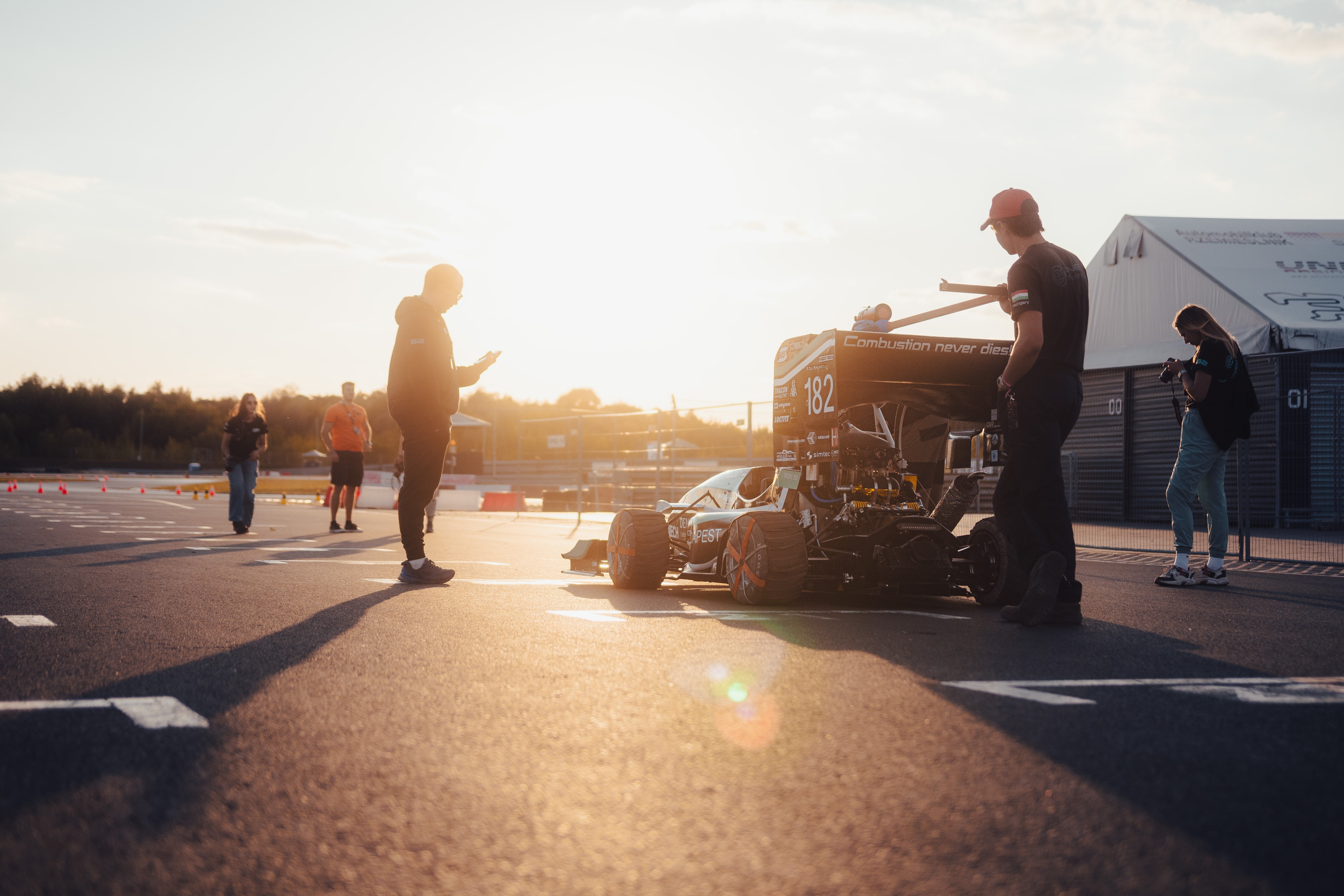 Formula Student Poland 2026. Studenckie bolidy wracają na Autodrom Słomczyn