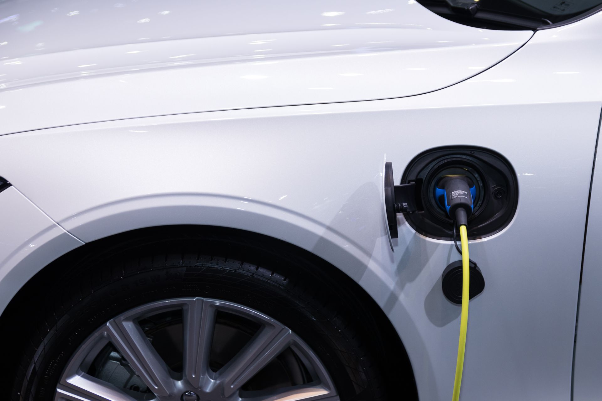 Hybryda plug-in na co dzień i w trasie – kiedy taki napęd ma najwięcej sensu?