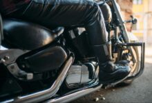 zbliżenie na nogę kierowcy siedzącego na motocyklu