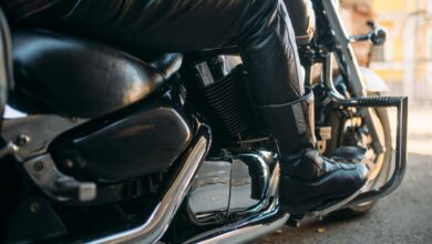 zbliżenie na nogę kierowcy siedzącego na motocyklu