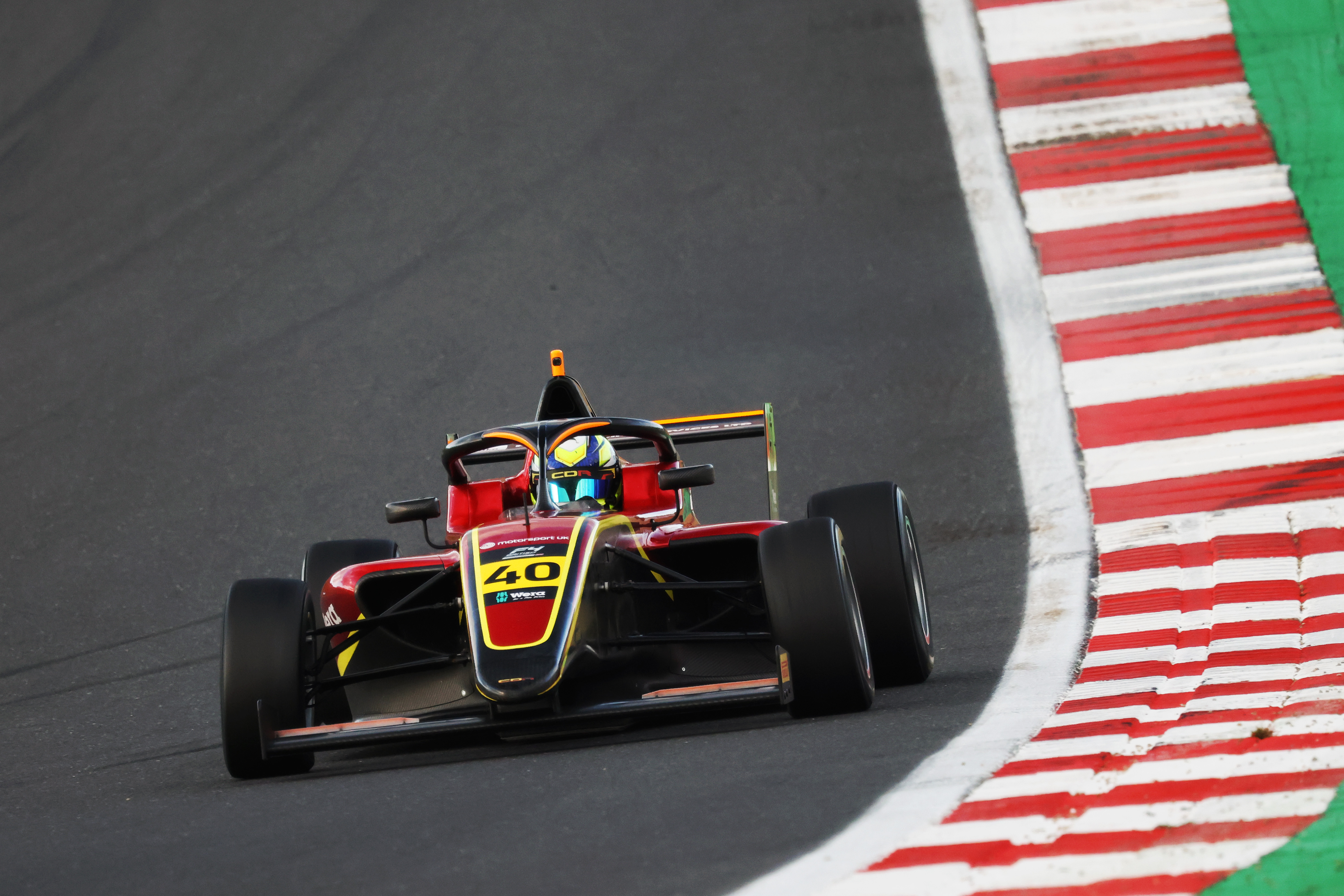 Piotr Orzechowski zamknął sezon w Formule 4 z punktami. Podium było o krok