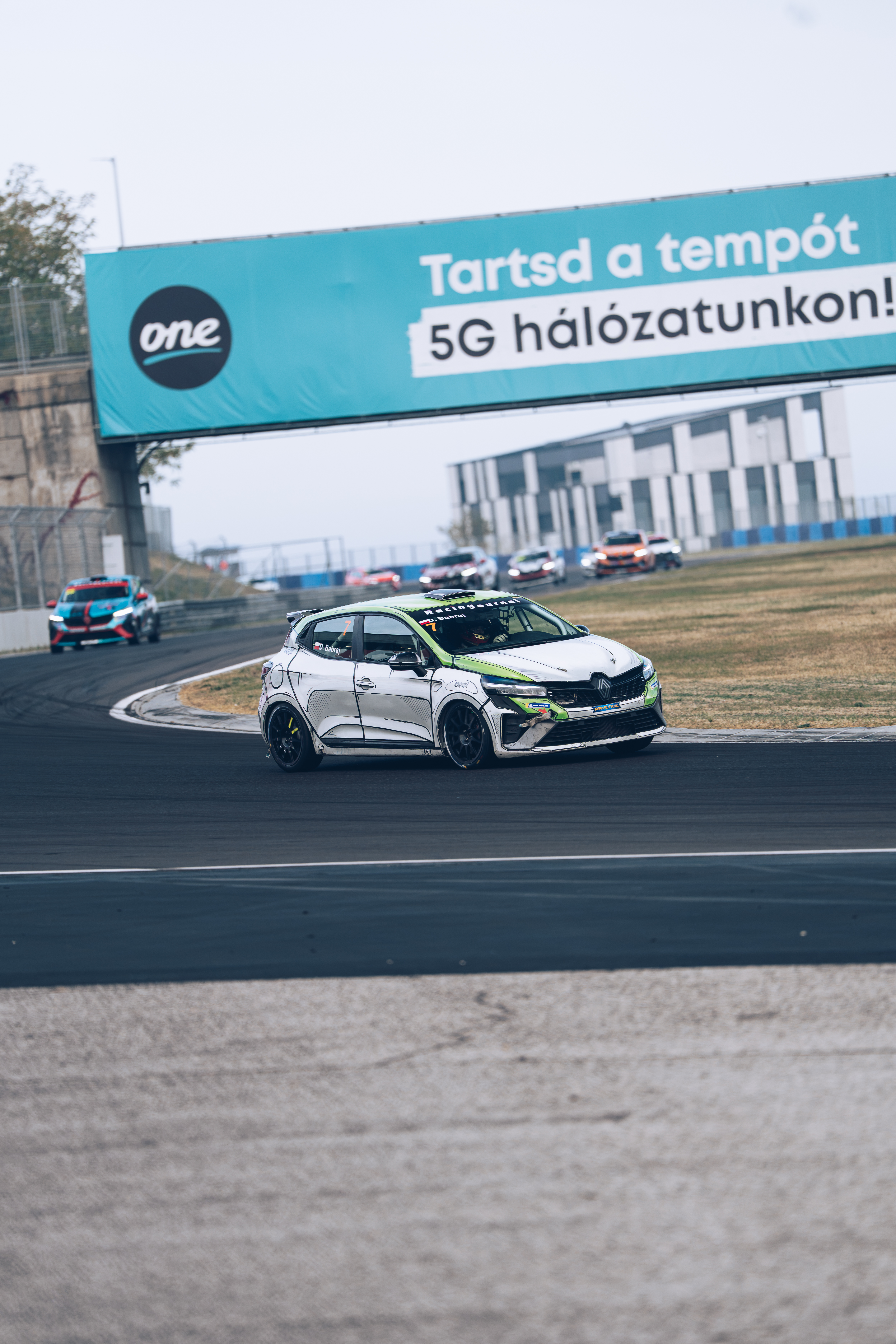 Cztery podia w dwa dni. 17-letni Dawid Babraj wicemistrzem rookie Clio Cup Bohemia
